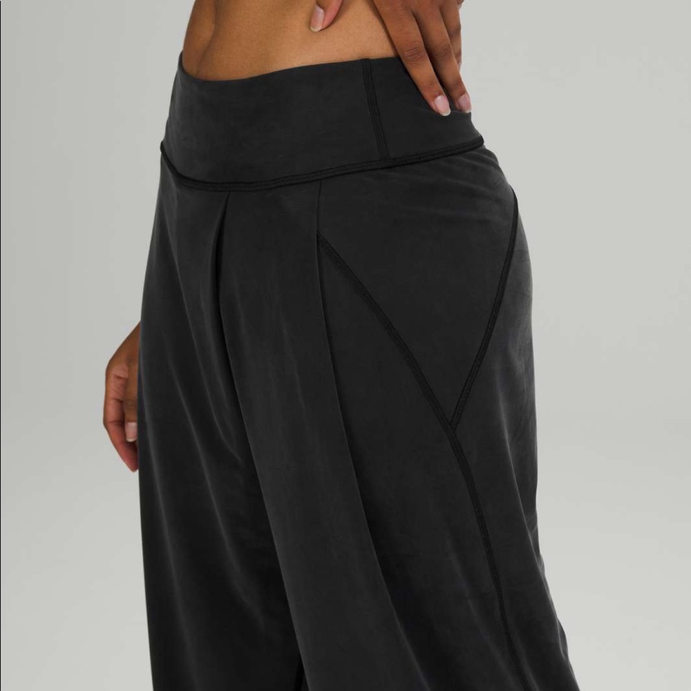 Lululemon wide leg HR pull on crop. black sz 2 NWT